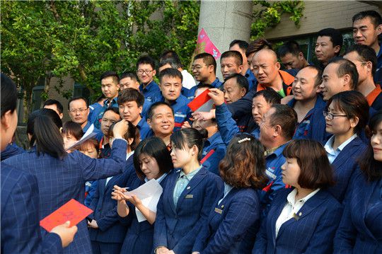 華全發(fā)放母親節(jié)紅包禮物