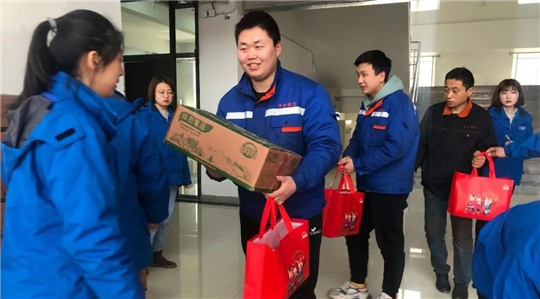 華全員工領取元宵節(jié)福利